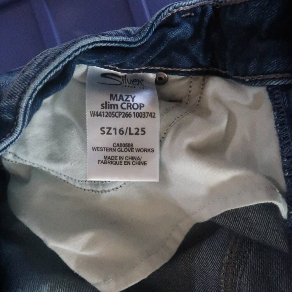 Embroidered Flowers on Silver Mazy style Capri Jeans- Sz 16/25 - Picture 2 of 3